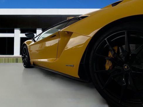 Used 2018 Lamborghini Aventador S image 36