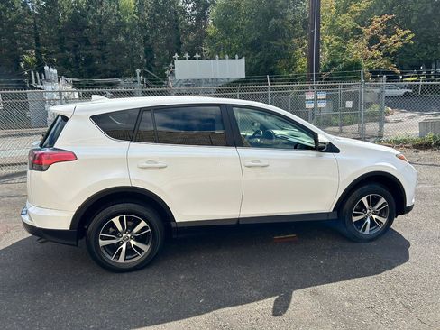 Used 2018 Toyota RAV4 XLE w/ Carpet Mat Package FWD image 4
