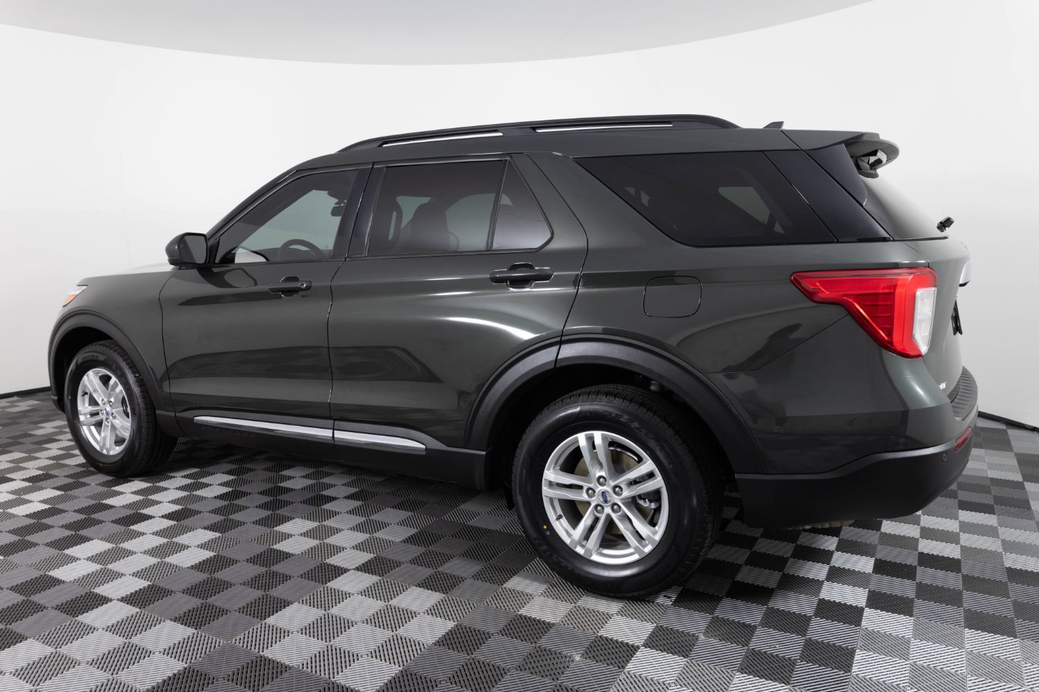 Used 2023 Ford Explorer XLT AWD/4WD image 4