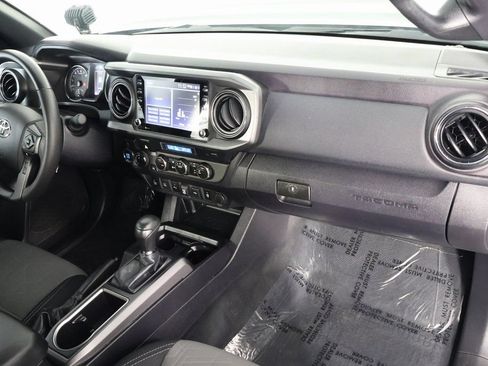 Used 2022 Toyota Tacoma TRD Sport w/ Technology Package AWD/4WD image 9