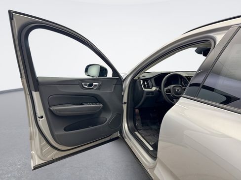 Used 2025 Volvo XC60 B5 Plus image 9