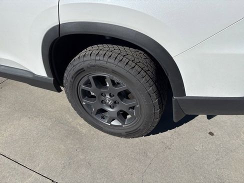 Used 2025 Honda Pilot TrailSport image 9