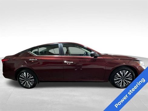 Used 2025 Nissan Altima 2.5 SV FWD image 4