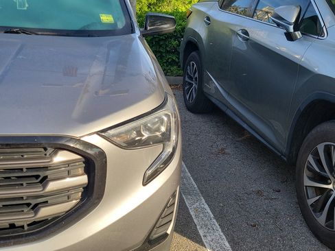 Used 2021 GMC Terrain SLE w/ Driver Convenience Package image 3