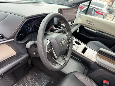 Used 2026 Toyota Sienna Limited AWD/4WD image 38