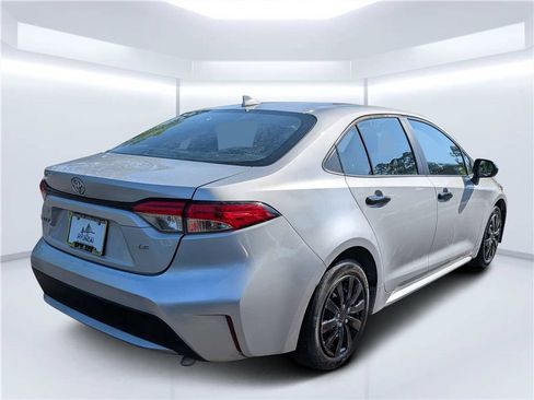 Used 2022 Toyota Corolla LE FWD image 3