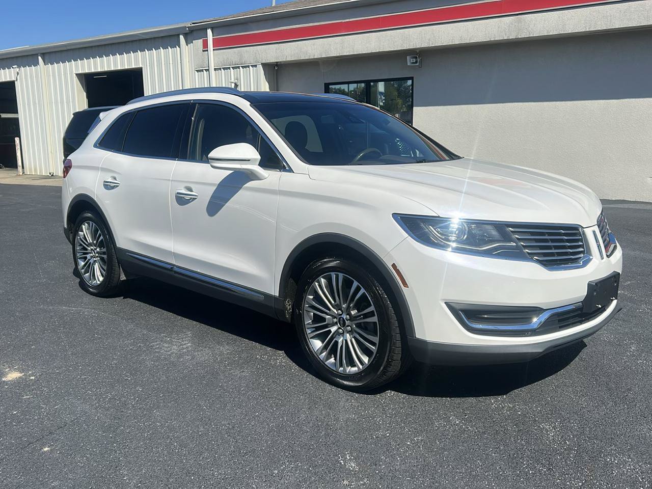 Used 2016 Lincoln MKX Reserve w/ Driver Assistance Package FWD image 3