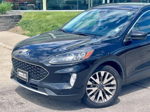 Used 2022 Ford Escape Titanium AWD/4WD image 2