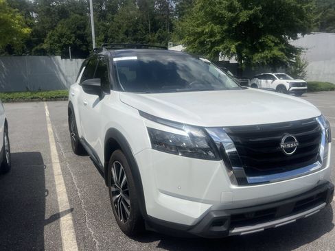 Certified 2025 Nissan Pathfinder Platinum FWD image 6
