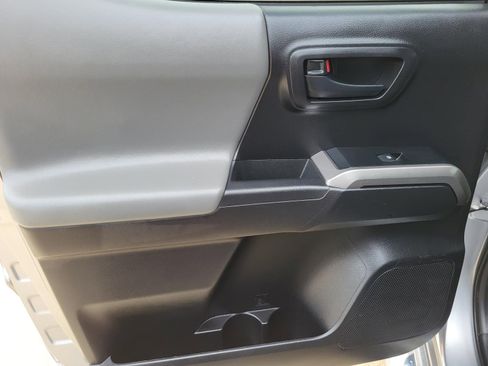 Used 2020 Toyota Tacoma SR5 RWD image 17