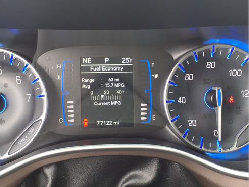 Used 2023 Chrysler Voyager LX image 16