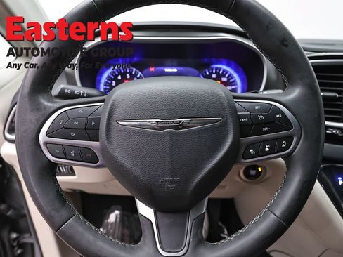 Used 2023 Chrysler Pacifica Touring-L FWD image 10