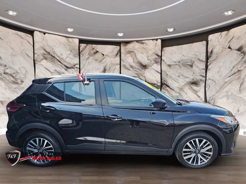 Used 2022 Nissan Kicks SV FWD image 4