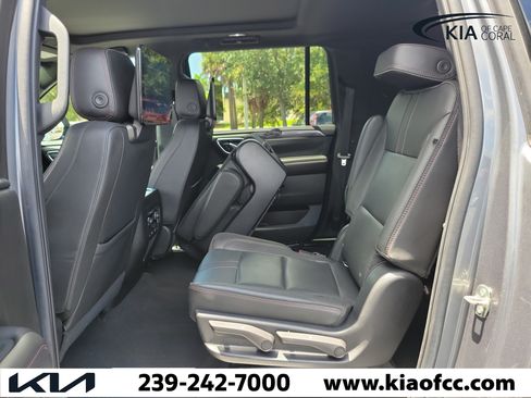 Used 2022 Chevrolet Suburban RST w/ Luxury Package AWD/4WD image 15