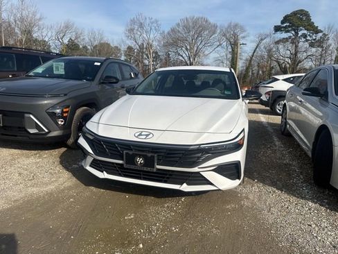 Used 2025 Hyundai Elantra Sport image 4