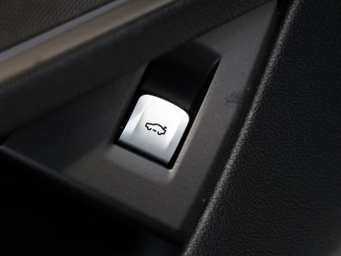 Used 2016 BMW 750i xDrive image 16