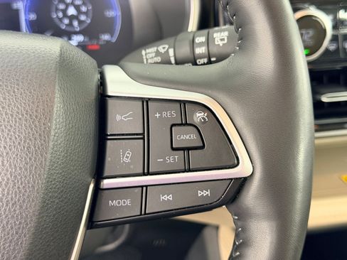 Used 2023 Toyota Highlander Platinum FWD image 24