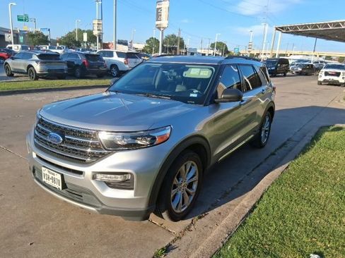 Used 2021 Ford Explorer XLT w/ Equipment Group 202A RWD image 2