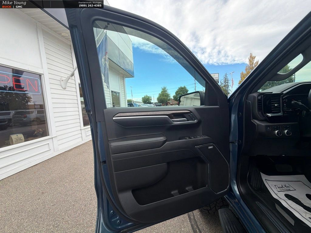 Used 2024 GMC Sierra 1500 Elevation w/ Elevation Premium Package AWD/4WD image 11