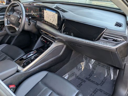 Used 2025 Audi Q5 Premium w/ Convenience Package image 21