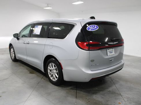 Used 2024 Chrysler Pacifica Touring-L FWD image 7
