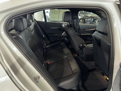 Used 2025 BMW i5 eDrive40i w/ Premium Package RWD image 12
