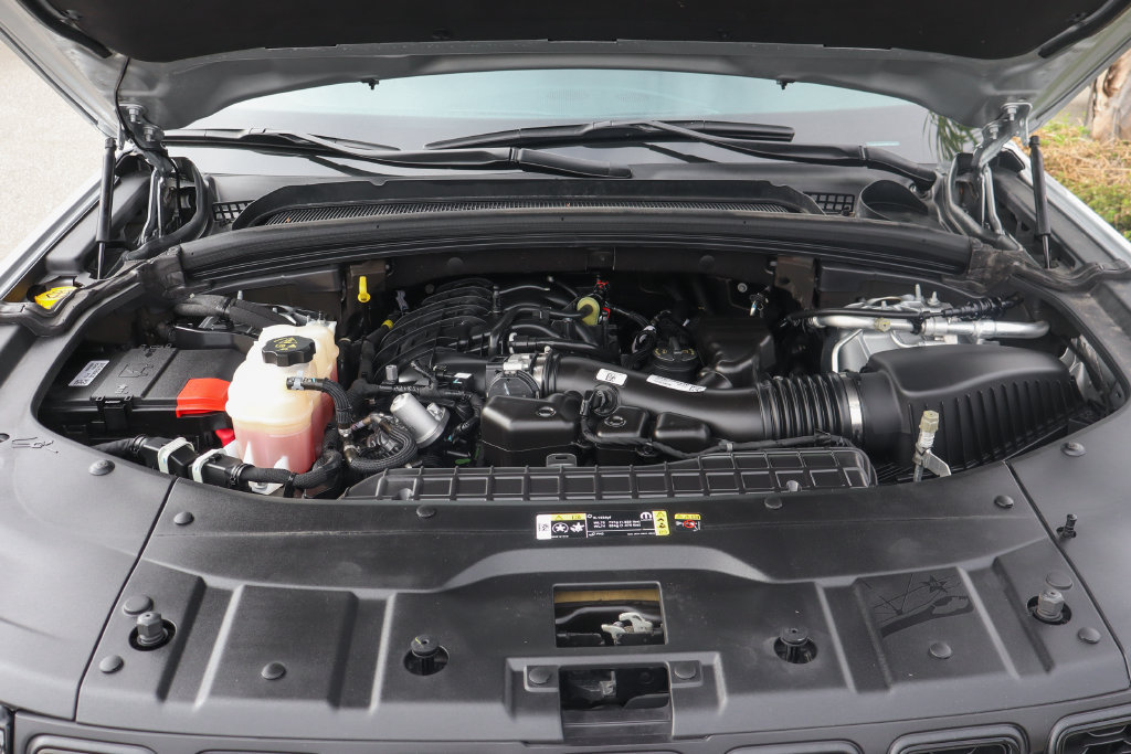 Used 2024 Jeep Grand Cherokee Altitude RWD image 9