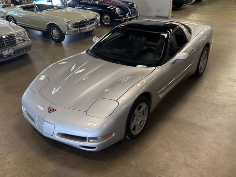 Used 1997 Chevrolet Corvette Coupe w/ Memory Pkg image 11