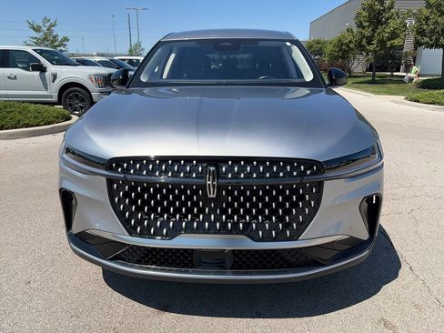 Used 2025 Lincoln Nautilus Premier AWD/4WD image 2