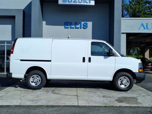 Used 2021 Chevrolet Express 3500 w/ Driver Convenience Package RWD image 2
