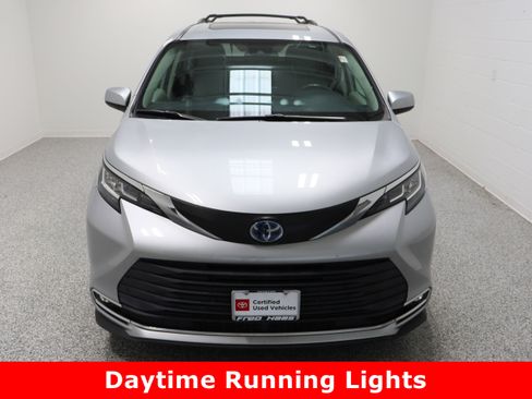 Certified 2021 Toyota Sienna XLE image 3