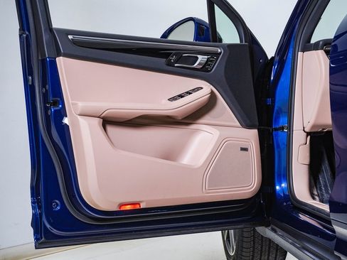 Certified 2025 Porsche Macan image 24