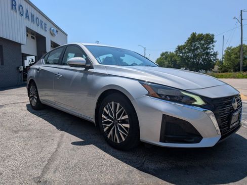 Used 2023 Nissan Altima 2.5 SV FWD image 3