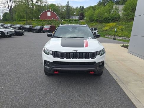 Used 2024 Jeep Compass Trailhawk AWD/4WD image 2