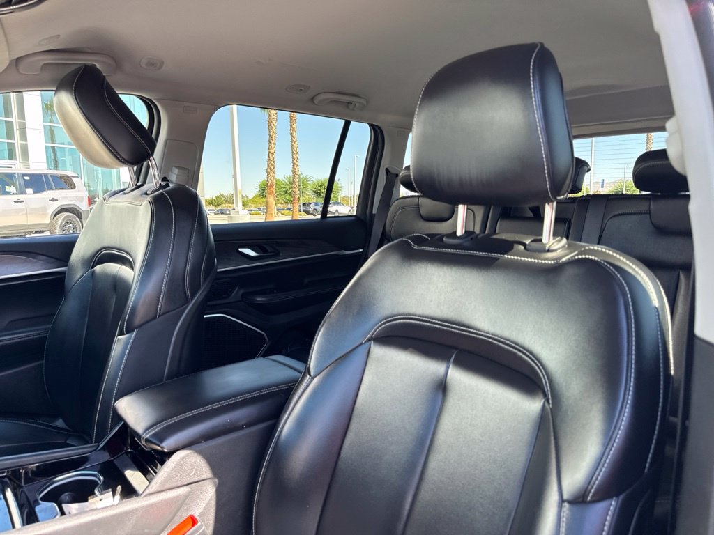 Used 2023 Jeep Grand Cherokee Limited AWD/4WD image 17