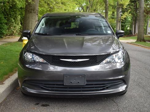 Used 2019 Chrysler Pacifica L FWD image 12