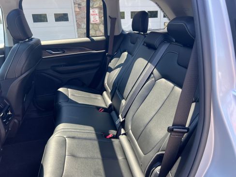 Used 2024 Jeep Grand Cherokee Limited AWD/4WD image 10