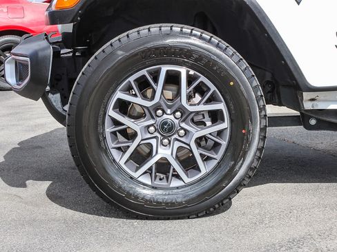 Used 2025 Jeep Wrangler Unlimited Sahara AWD/4WD image 11