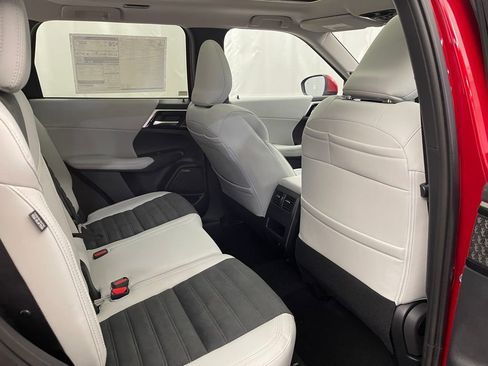 New 2025 Mitsubishi Outlander SE image 29