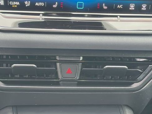 Used 2025 Volkswagen Tiguan SE R-Line image 13