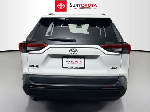 Used 2021 Toyota RAV4 XLE w/ Convenience Package FWD image 5