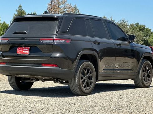 Used 2024 Jeep Grand Cherokee Altitude RWD image 3