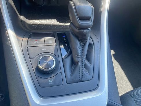 Used 2021 Toyota RAV4 LE AWD/4WD image 21