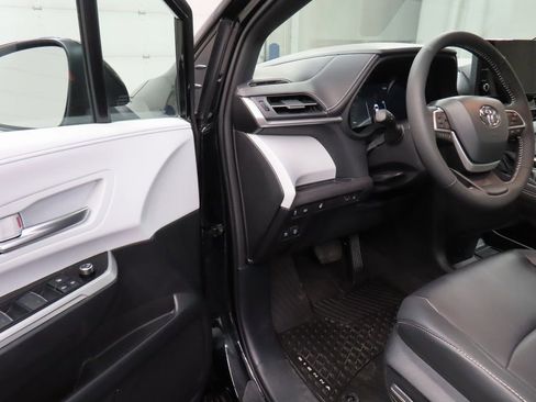 Used 2025 Toyota Sienna XSE image 41
