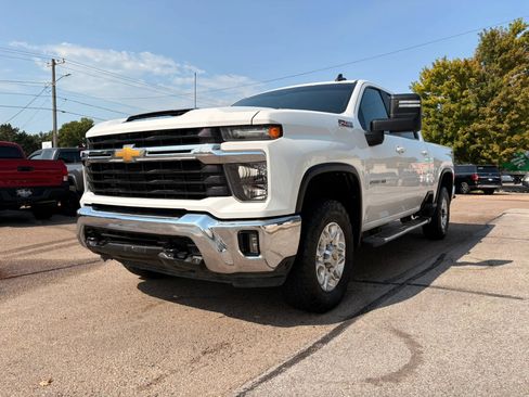 Used 2024 Chevrolet Silverado 2500 LT AWD/4WD image 4