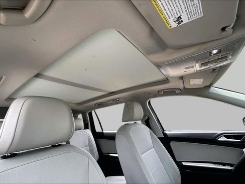 Used 2019 Volkswagen Tiguan SE w/ Panoramic Sunroof Package FWD image 12