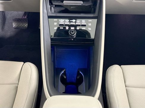 Certified 2024 Porsche Macan 4 Electric AWD/4WD image 16