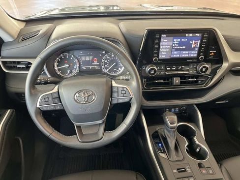 Used 2022 Toyota Highlander XLE image 12