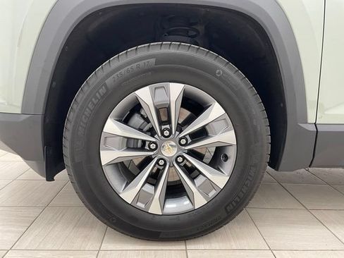 Used 2025 Chevrolet Equinox LT AWD/4WD image 8