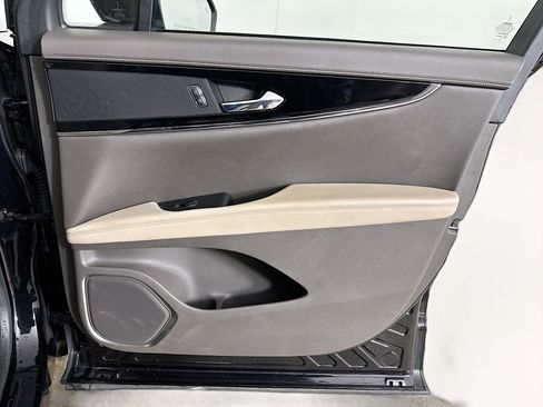 Used 2022 Lincoln Nautilus FWD w/ Premium Package image 32